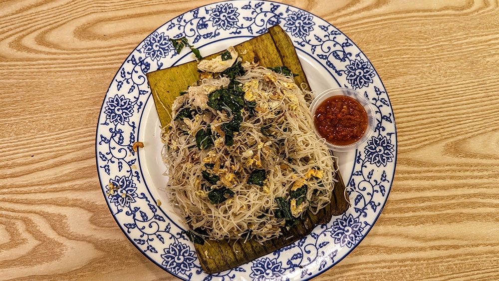 Mani Cai Fried Bee Hoon here is super light and crispy dried shrimp is found in abundance.