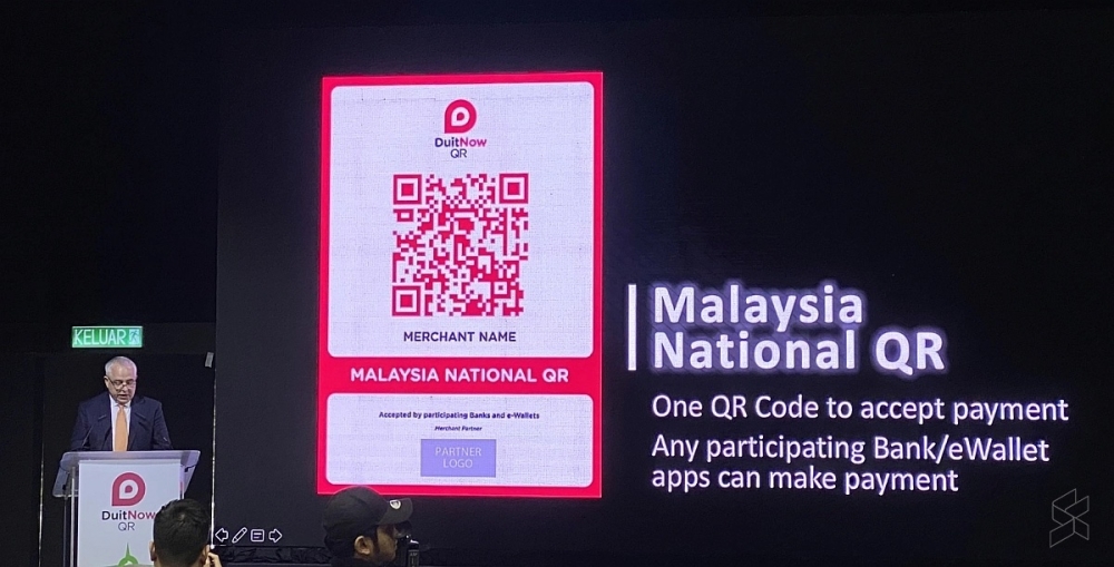  Indonesian visitors can use their local banking and eWallet apps to pay at Malaysian merchants that display the DuitNow QR code. — SoyaCincau pic
