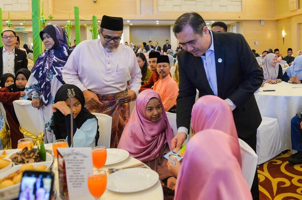 Anthony Loke hosting the Transport Ministry's Hari Raya event in Putrajaya, May 09, 2023. — Picture by Miera Zulyana