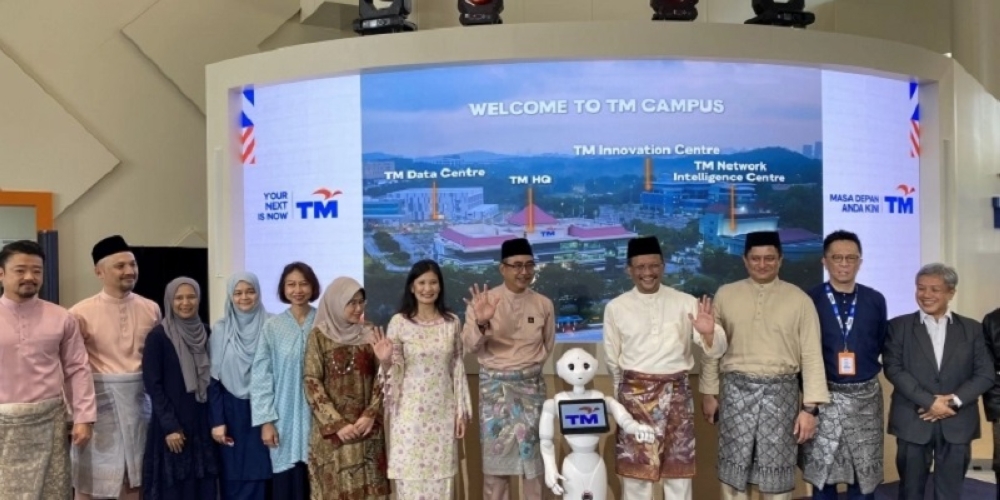 During the launch of TM Campus, TM Group CEO and Managing Director, Datuk Imri Mokhtar, said the new HQ offers a dynamic working environment for warga TM with open spaces designed for hybrid work arrangements. ― SoyaCincau pic