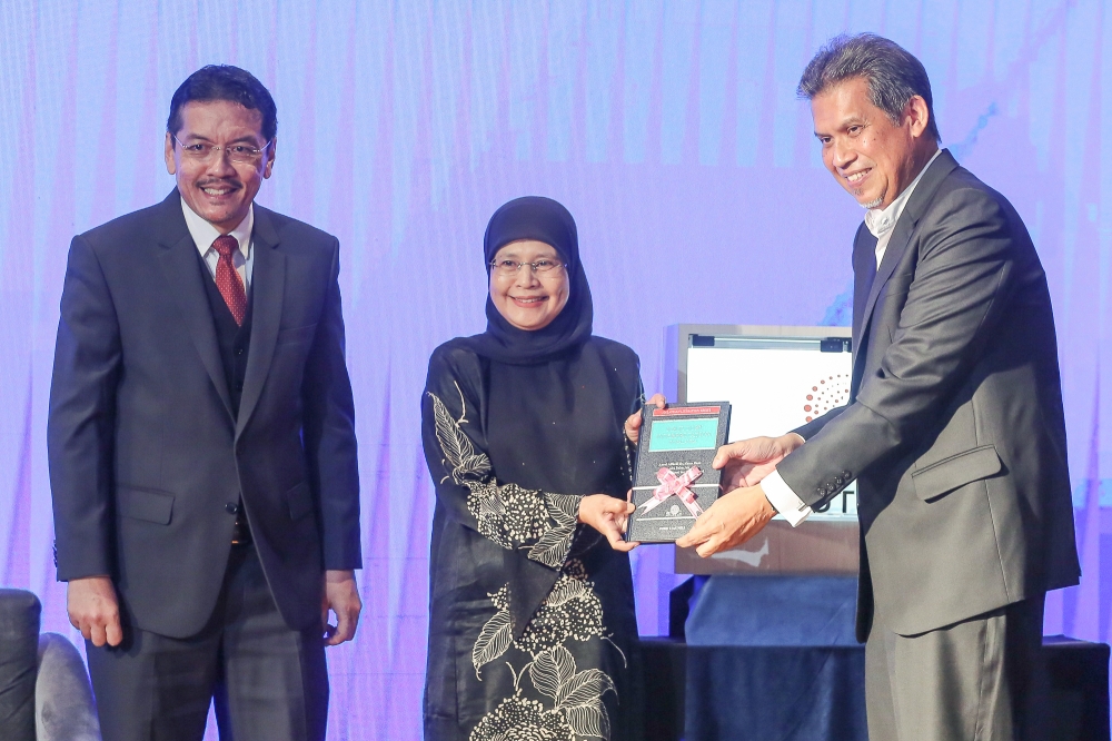 Chief Judge Tun Tengku Maimun Tuan Mat (centre) is seen during the launch of the book titled ‘Statutory Interpretation in Malaysia’ at the Asian International Arbitration Centre in Kuala Lumpur May 11, 2023. — Picture by Yusof Mat Isa