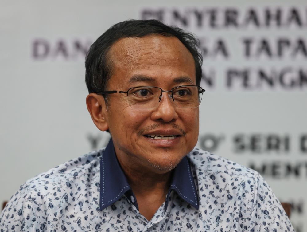 Terengganu PN chairman Datuk Seri Ahmad Samsuri Mokhtar speaks to the media at a press conference in Marang May 15, 2023. — Bernama pic