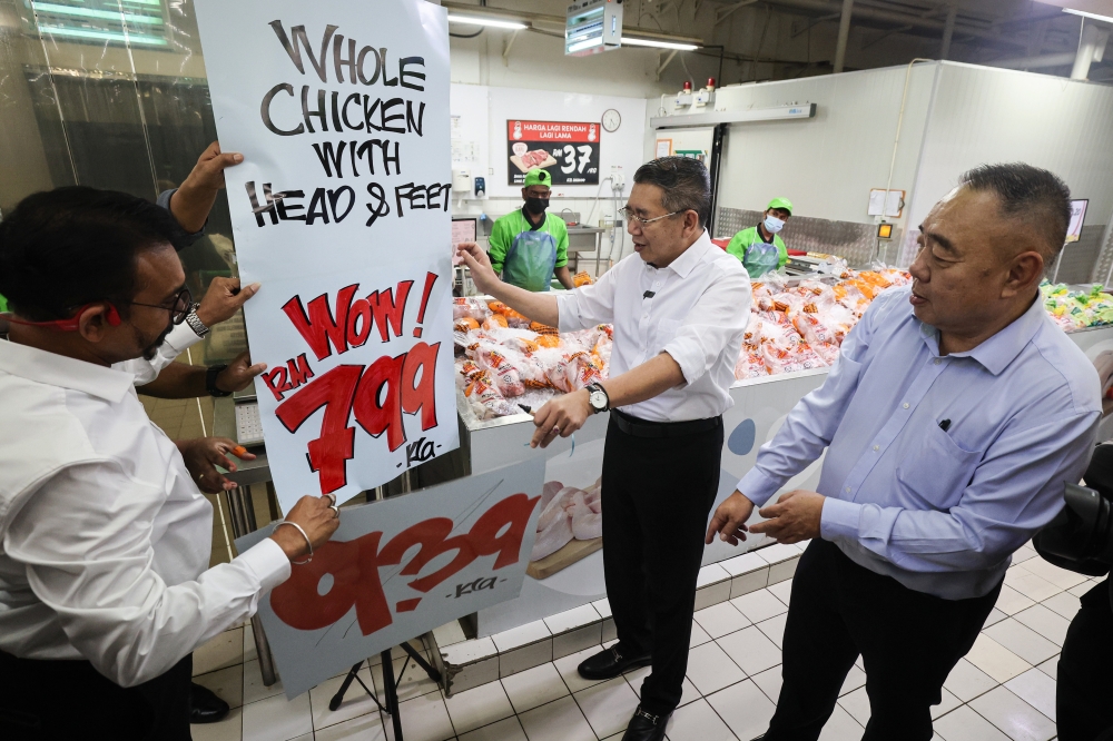 Domestic Trade and Cost of Living Minister Datuk Seri Salahuddin Ayub (centre) and GCH Retail (Malaysia) Sdn Bhd CEO Cheah Yong Hock (right) are seen at the launch of the Payung Rahman Initiative with Giant in Batu Caves May 15, 2023. — Bernama pic