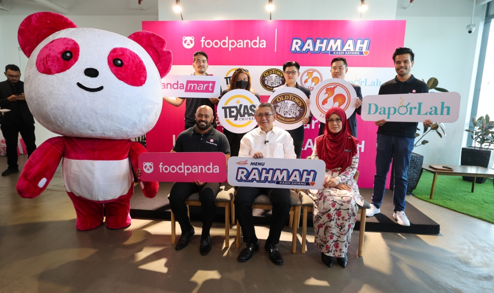 Minister of Domestic Trade and Cost of Living Datuk Seri Salahuddin Ayub (centre, front) with foodpanda Chief Executive Officer Sayantan Das (front left) and restaurant partners offering RAHMAH Menu items at the launch of the joint RAHMAH Umbrella Initiative Foodpanda Malaysia at Foodpanda Corporate Headquarters in Kuala Lumpur, May 16, 2023. — Bernama pic