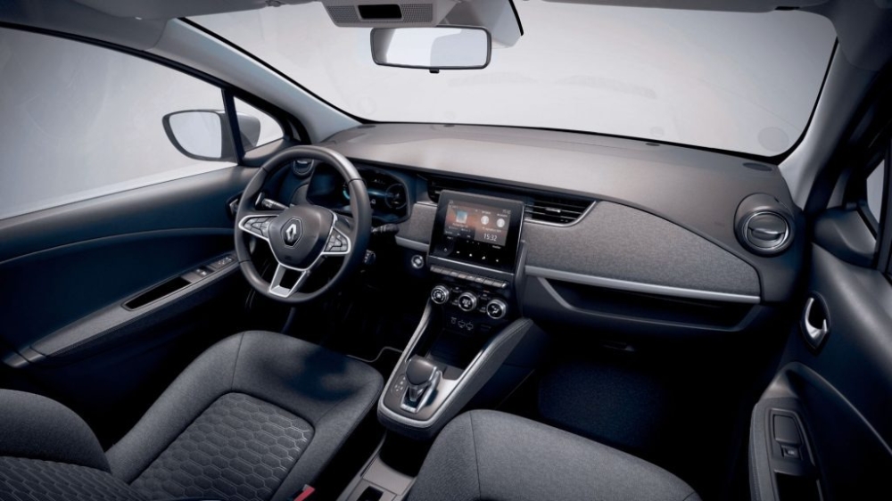 The Zoe’s interior has been refreshed with a 10″ digital instrument cluster and a 9.3″ touchscreen multimedia display that supports both Android Auto and Apple CarPlay.