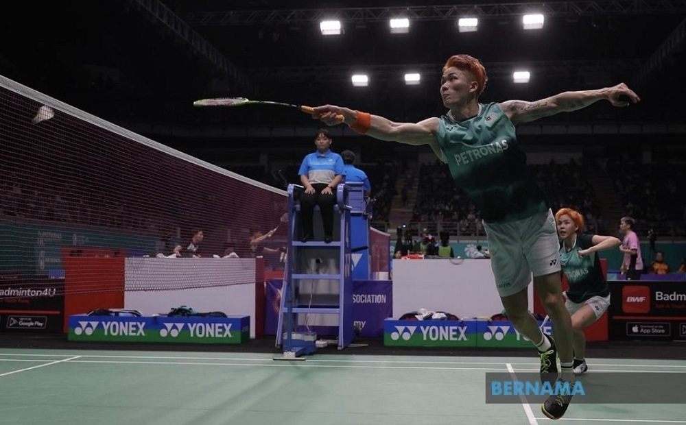 National mixed doubles player Chen Tang Jie-Toh Ee Wei collecting the first point for the national team when they recovered from a first set loss to edge Ye Hong Wei-Lee Chia Hsin 17-21, 21-19, 21-17 in opening match. — Picture via Twitter/Bernama