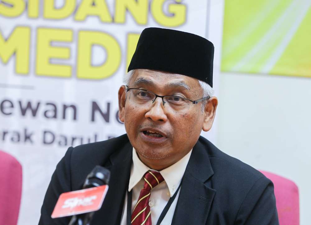 Tebing Tinggi assemblyman Abdul Aziz Bari speaks during a press conference in Ipoh May 25, 2023. ― Picture by Farhan Najib