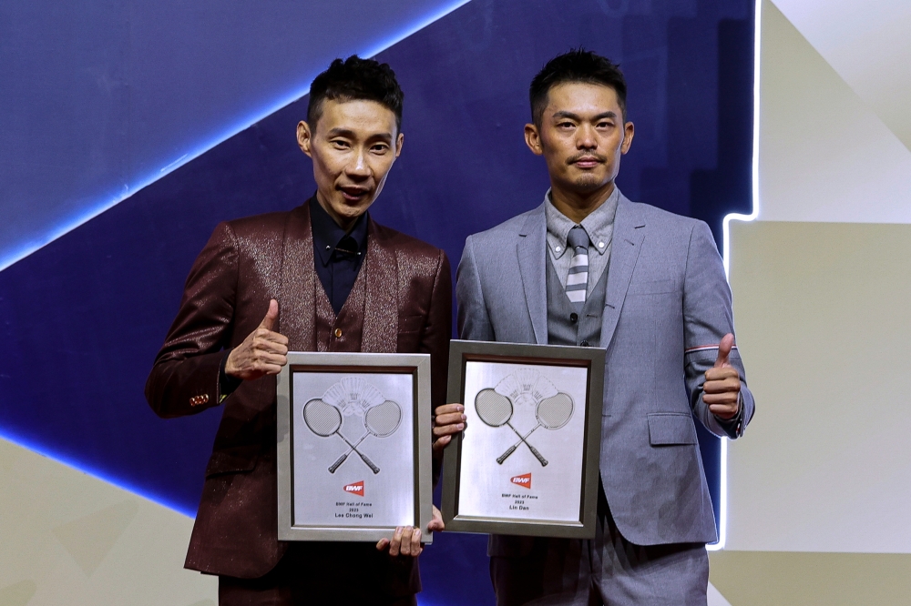 National badminton legend, Datuk Lee Chong Wei (left) poses with former men’s singles champion Lin Dan from China at the Badminton Hall of Fame 2023 at the Kuala Lumpur Convention Centre, May 26, 2023. — Bernam pic