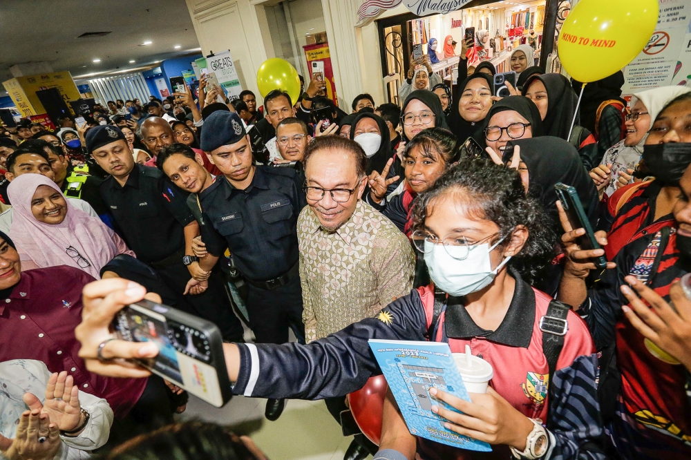 Prime Minister Datuk Seri Anwar Ibrahim poses for a picture with students during the launch of the Kuala Lumpur International Book Festival at Putra World Trade Centre, Kuala Lumpur May 27, 2023. — Picture by Sayuti Zainudin