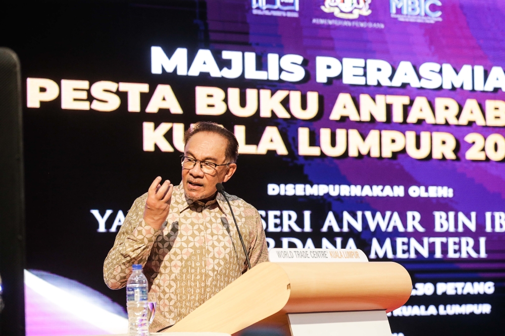 Prime Minister Datuk Seri Anwar Ibrahim mocked Perikatan Nasional as ‘hypocrites’ today, saying its renewed interest in a Bill to amend Shariah Courts (Criminal Jurisdiction) Act was insincere. — Picture by Sayuti Zainudin