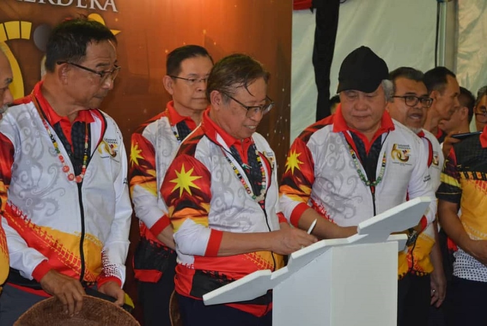 Premier Tan Sri Abang Johari Openg performs the gimmick for the launch of ‘Kembara Sarawak Merdeka’ at Taman Awam Lawas. He is flanked by Deputy Premier Datuk Amar Awang Tengah Ali Hasan and Minister of Tourism, Creative Industry and Performing Arts Datuk Seri Abdul Karim Rahman Hamzah (left). — Borneo Post pic