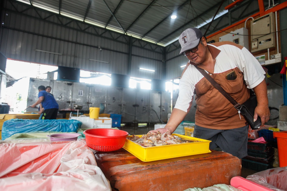 Lim Kee Hwa visits one of the places he used to sell his catch of the day. —  Picture by Sayuti Zainudin