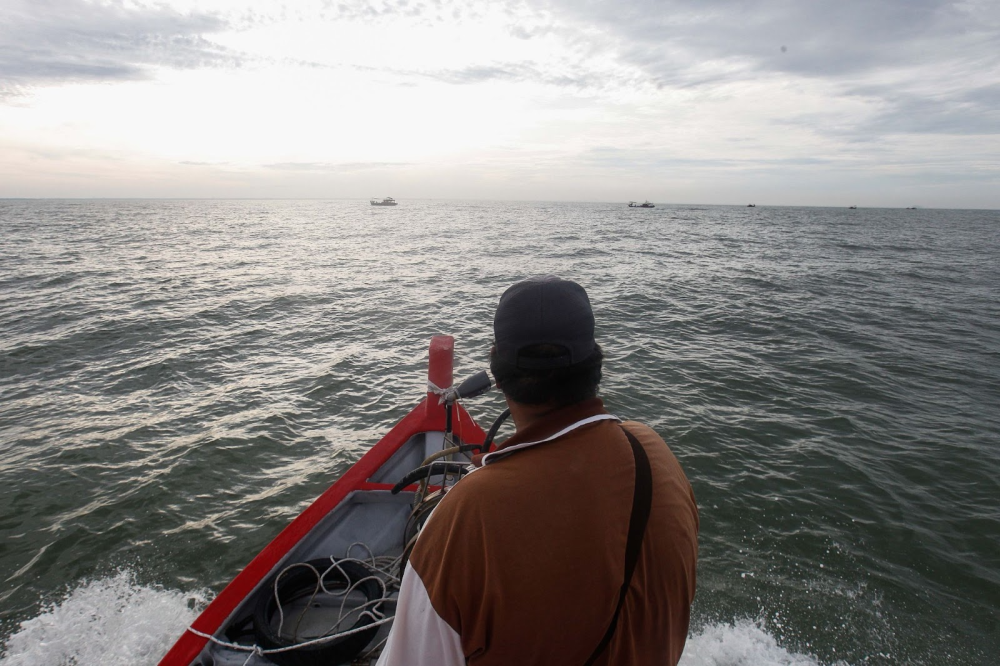 Lim Kee Hwa approaches a spot he chooses in the middle of the sea to start fishing. — Picture by Sayuti Zainudin