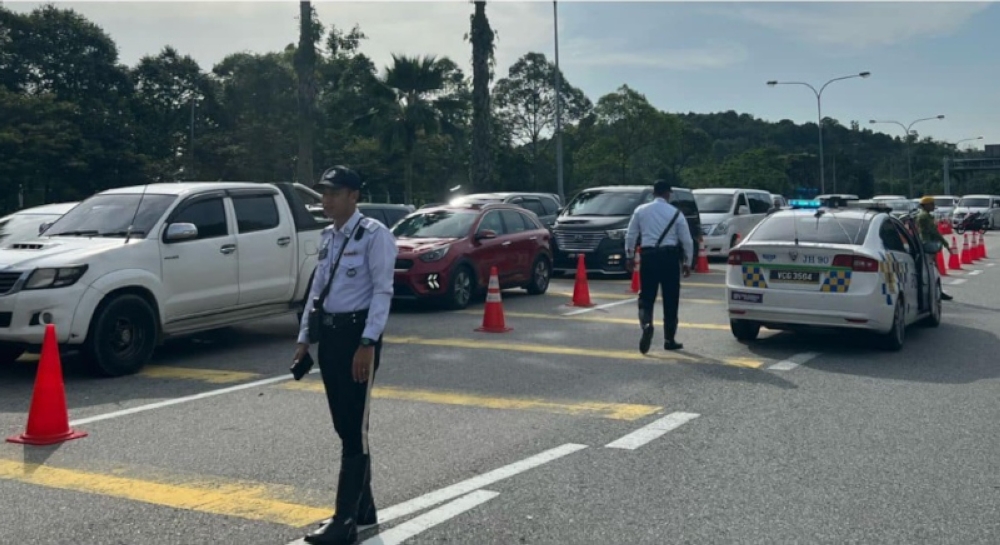 Traffic police managing traffic at the Sultan Abu Bakar (CIQ) Complex at the Second Link crossing in Gelang Patah. — Picture from Facebook/Onn Hafiz Ghazi 