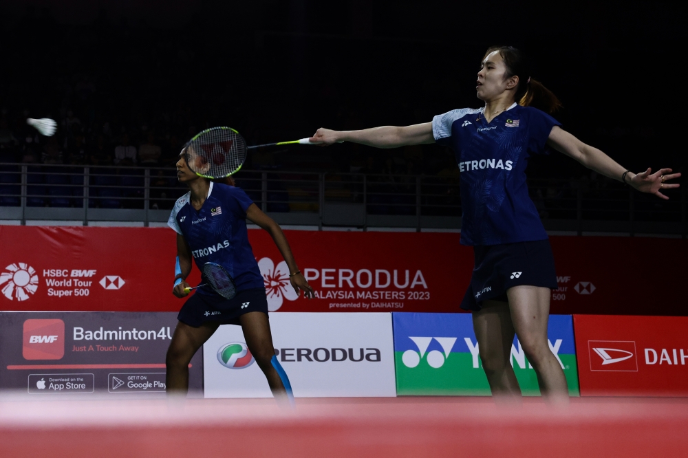 Pearly Tan-M. Thinaah had to exit from their match against Japan’s Rin Iwanaga-Kie Nakanishi in the deciding set when Pearly Tan suffered an injury to her right elbow and decided to withdraw with the score at 9-16 in favour of the Japanese pair. — Bernama pic 