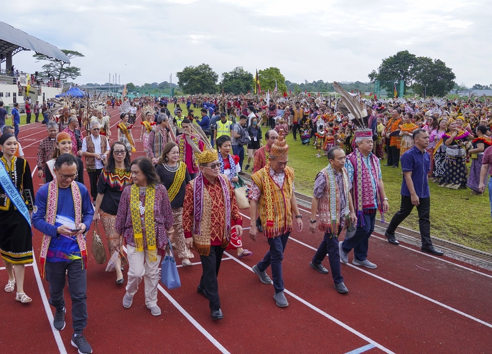 (From third left) Uggah, Rentap and Jabu leading the parade. — Borneo Post Online pic