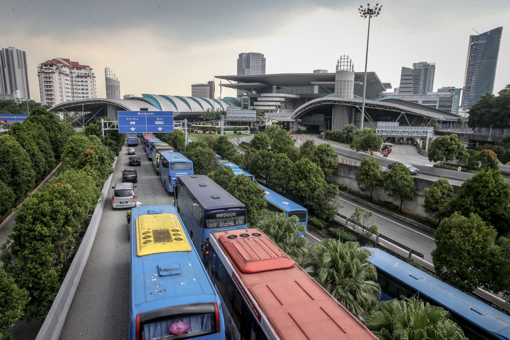 Vehicles lining-up to enter the Johor side of the Sultan Iskandar Customs, Immi­gration and Quarantine (CIQ) Complex towards the Causeway into Woodlands in Singapore. More than 300,000 Malaysians enter Singapore daily from Johor and back for work. — Picture by Hari Anggara