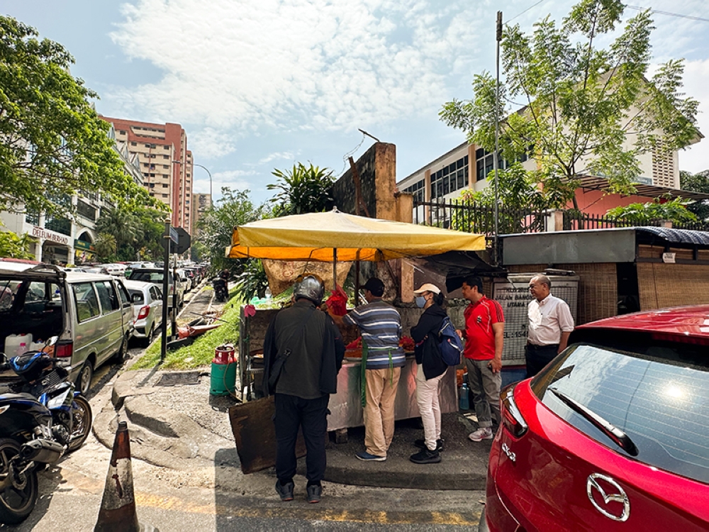 There's always a short queue here as people wait patiently for the items to be fried.