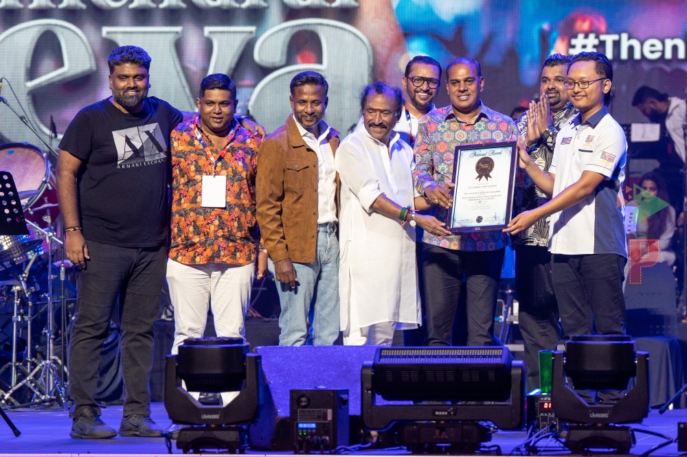A Malaysia Book Of Records representative presenting to Deva with the record for the ‘Most International Indian Musicians’ performing in a concert. From left: Organisers S. Thiruvarasu and R.Govind, Deva (in white), T. Veerasegar, Datuk Seri M. Saravanan and S.Rishi. — Picture by Dhivager Rathakrishnan.