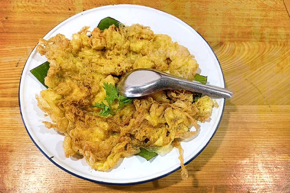 A simple but sensational Thai-style omelette or 'khai jiao'.