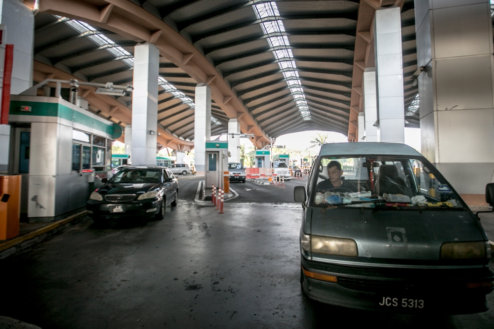 Vehicles queue to enter the Johor side of the Sultan Abu Bakar Complex which crosses the Johor Strait. — Picture by Hari Anggara