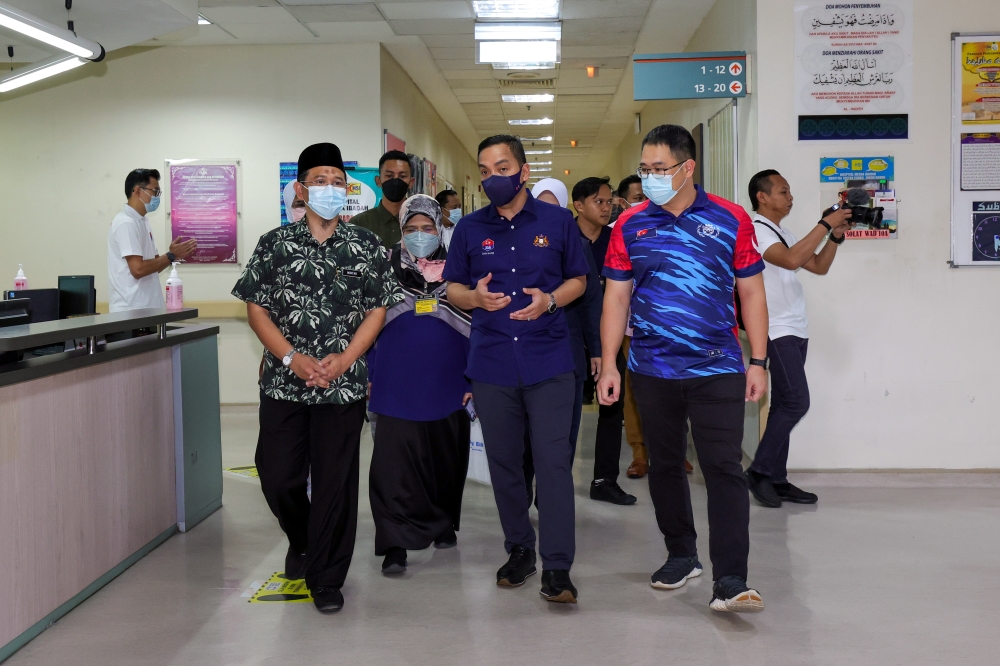 Menteri Besar Datuk Onn Hafiz Ghazi (centre) visited the 9A and 10A wards at Sultan Ismail Hospital in Johor Baru June 16, 2023. ― Bernama pic