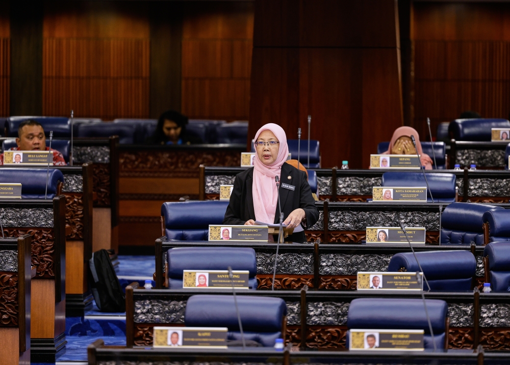 Health Minister Dr Zaliha Mustafa said the admission rate of Covid-19 patients including those suspected of contracting the disease into public health facilities decreased from 4.4 to 3.8 per 100,000 of the population in EW 23/2023 compared to EW 22/2023. — Bernama pic