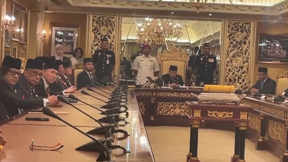 Sultan of Selangor Sultan Sharafuddin Idris Shah (centre) today consented to the dissolution of the Selangor State Assembly effective Friday (June 23). — Screen capture via Twitter/Bernamadotcom