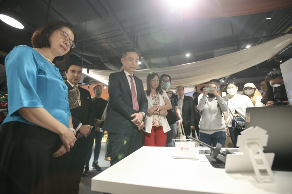 Pengarah eksekutif Majlis Pembangunan Perdagangan Taiwan Brian Lee (tengah) melawat pop timbul Taiwan Excellence LiveXperience.  — Gambar oleh Ahmad Zamzahuri