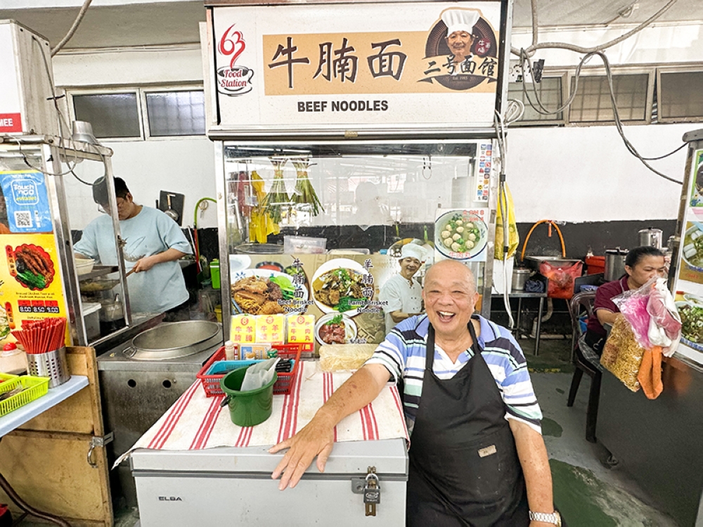 Oh yang mesra dilatih sebagai tukang masak di restoran Cina tempat dia bekerja selama 40 tahun lebih sebelum bersara