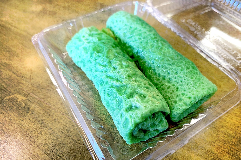 Besides 'tong sui', Wang Tong Shui Station also sells a variety of Nyonya 'kuih' such as this fragrant 'kuih ketayap.'