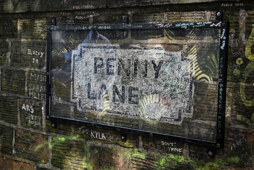 Gambar yang diambil pada 14 Jun 2023 menunjukkan papan tanda jalan Penny Lane di Liverpool.  — Gambar AFP