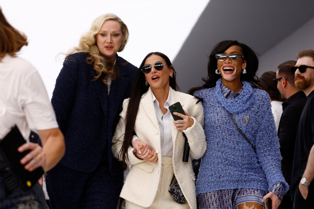 Gwendoline Christie, Demi Moore dan Winnie Harlow dilihat selepas pertunjukan koleksi Pakaian Lelaki Kim Jones siap pakai Spring/Summer 2024 untuk rumah fesyen Dior Homme semasa Minggu Fesyen Lelaki di Paris, Perancis, 23 Jun, 2023. — Gambar Reuters 