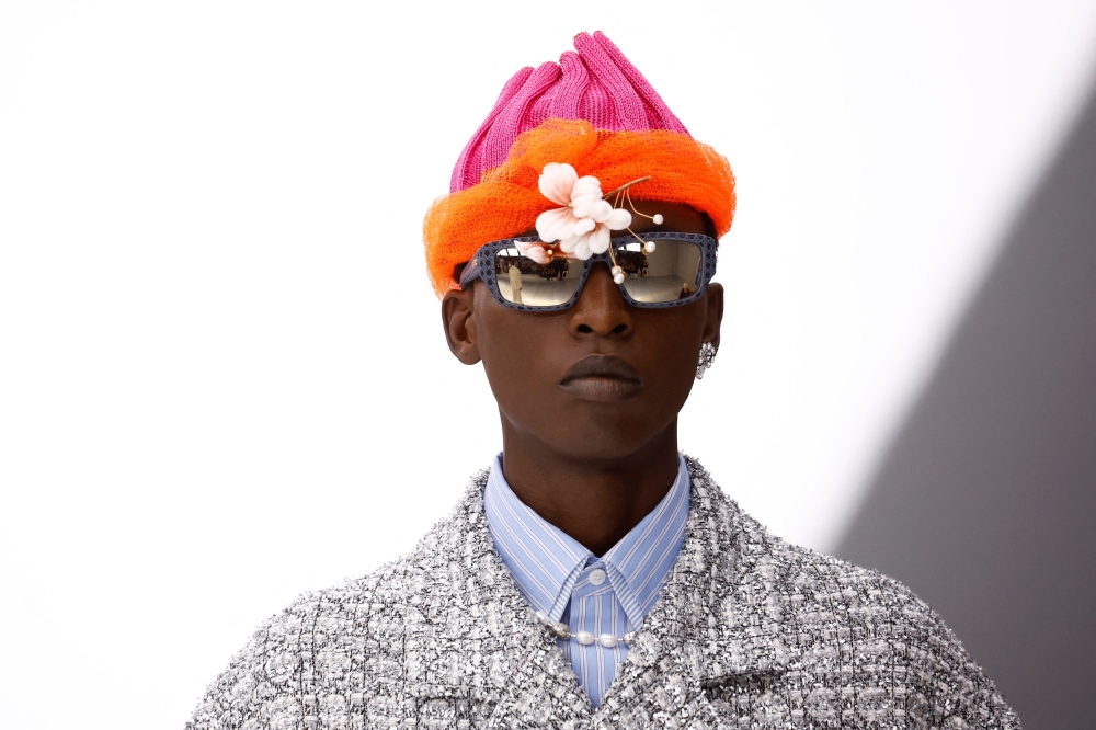Seorang model mempersembahkan ciptaan oleh pereka Kim Jones sebagai sebahagian daripada pameran koleksi Musim Bunga/Musim Panas 2024 siap pakai Pakaian Lelaki untuk rumah fesyen Dior Homme.  — Gambar Reuters 
