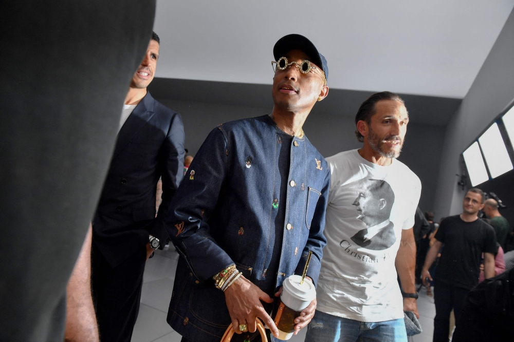 Gambar fail pereka fesyen dan penyanyi Louis Vuitton AS Pharrell Williams tiba di pameran Dior Menswear Spring-Summer 2024 sebagai sebahagian daripada Minggu Fesyen Paris, di Paris pada 23 Jun 2023. — Gambar AFP