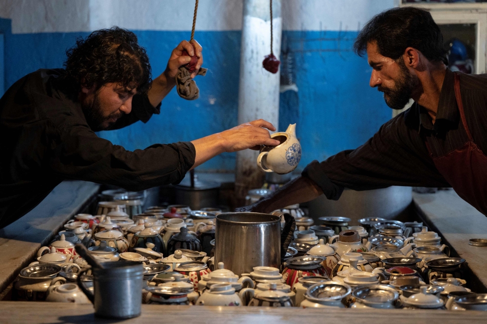 Di dapur restorannya di Kabul, Waheed (kiri), salah seorang tukang masak terakhir yang menguasai seni kulinari Afghanistan. 