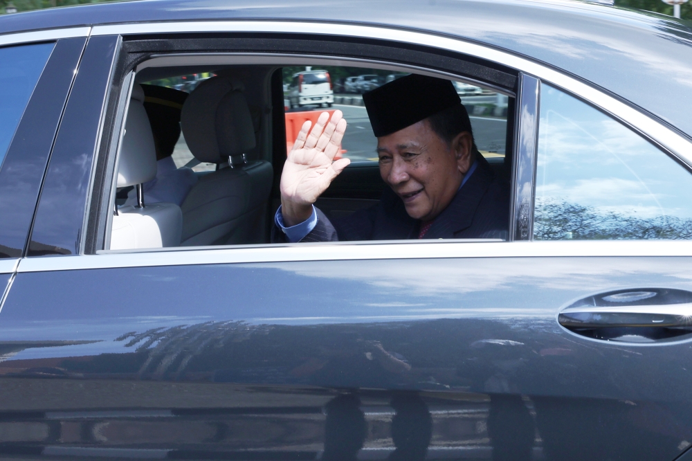 Kedah Sultan Al-Aminul Karim Sultan Sallehuddin Sultan Badlishah departing for Wisma Darul Aman in Alor Setar June 25, 2023. — Bernama pic