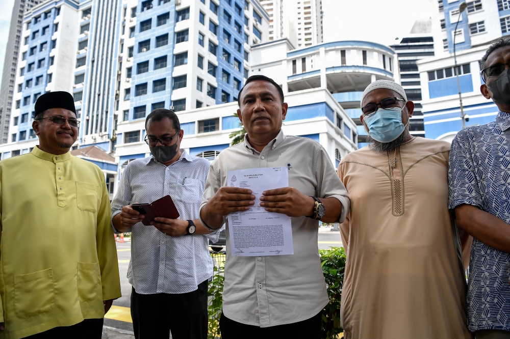 PH Media Mobilisation bureau chief Captain (B) Muhammad Yahaya with a copy of his police report against former Kedah PAS Dewan Ulamak deputy chief Syeikh Zainul Asri Mohd Romli following his speech during the Kedah Berselawat assembly last Saturday. — Bernama pic 