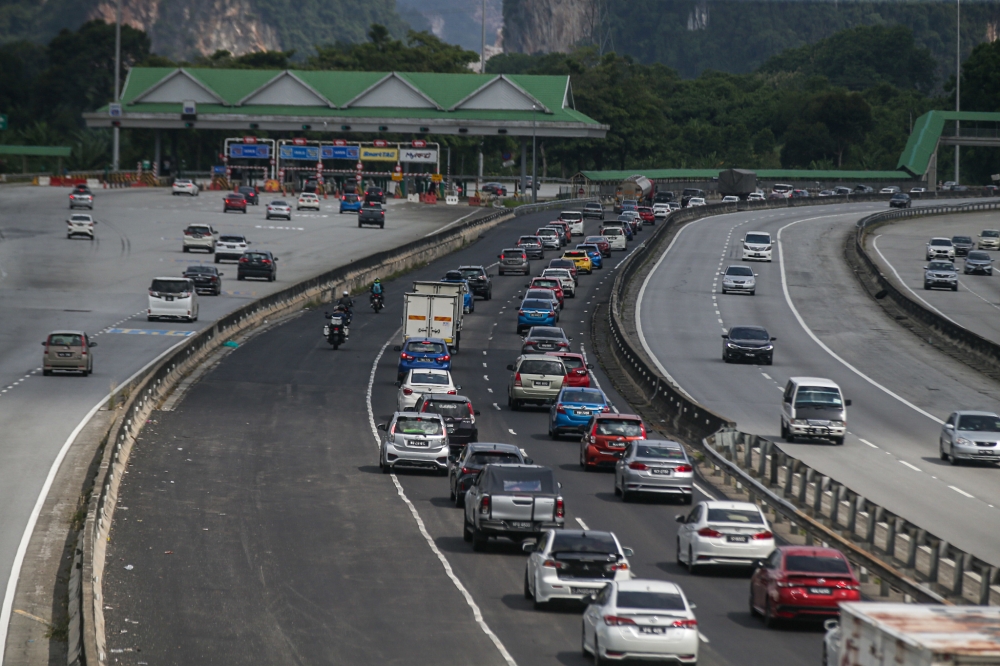 Based on the TTA, for travel from tomorrow till Thursday, road users from the Klang Valley heading to Perak (Kuala Kangsar-Bukit Merah), Penang, Kedah, Perlis and Johor are advised to enter the expressway before 10am. Those travelling to Perak (Tanjung Malim-Ipoh), Negeri Sembilan and Melaka are advised to enter the expressway between 12 noon and 3 pm. — Picture by Farhan Najib