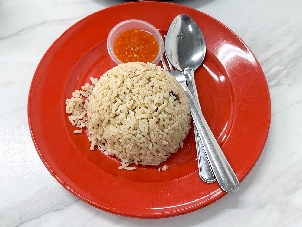 Anda juga boleh menikmati ayam rebus dengan sepinggan nasi.