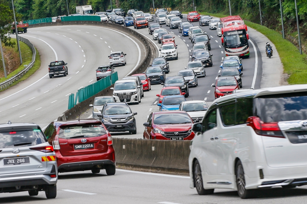 Heavy traffic around Gombak Toll Plaza heading to the East Coast as people begin to return to their hometowns in conjunction with Hari Raya Aidiladha , June 28, 2023. — Picture by Hari Anggara 