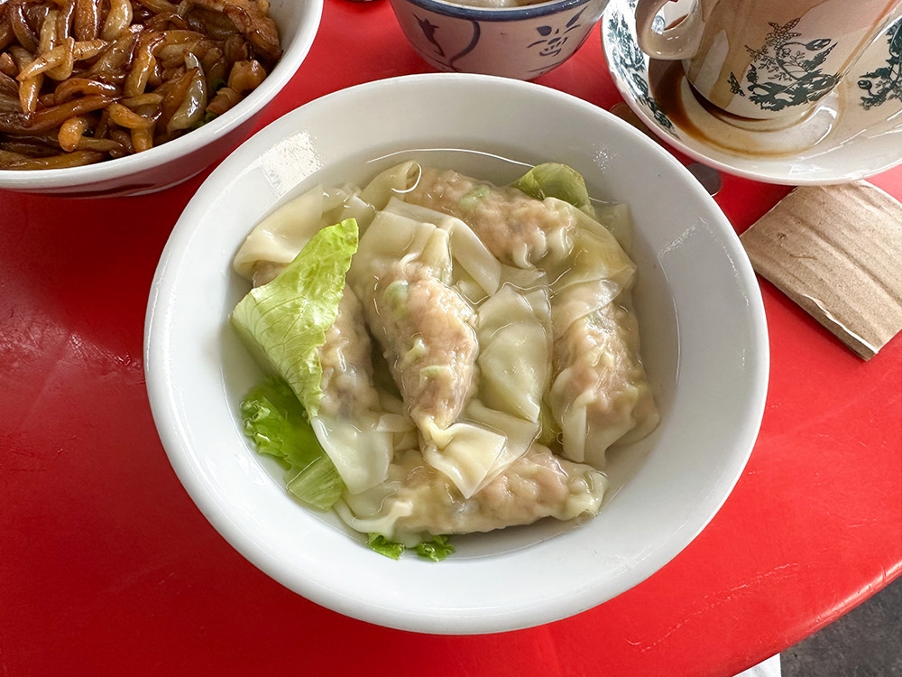You must eat the plump, delicious dumplings with silky skin together with your noodles.