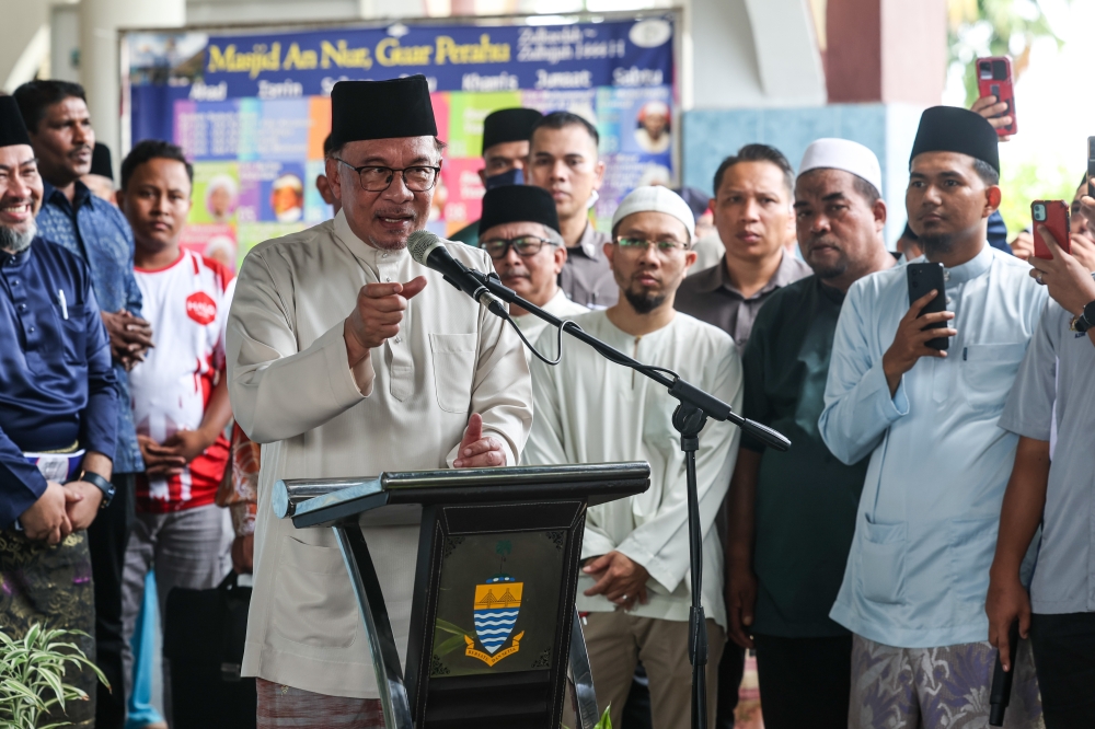 Prime Minister Datuk Seri Anwar Ibrahim speaks during a Qurban event at Masjid Jamek An-Nur Kampung Guar Perahu in Kubang Semang, Seberang Prai. ― Bernama pic