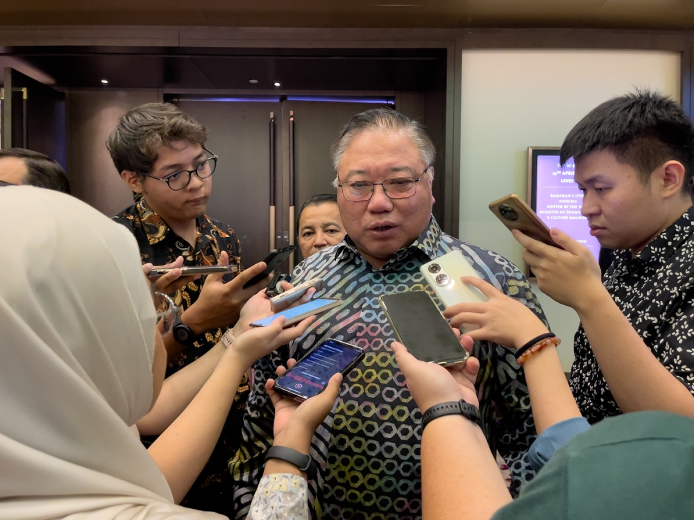 According to a report, Tiong demanded an apology from Muhamad Akmal for jumping the gun in claiming the minister had trespassed into the KLIA arrival hall and interfered with Immigration officials into releasing a foreign tourist without first finding out the facts of the case. — Picture By Raymond Manuel