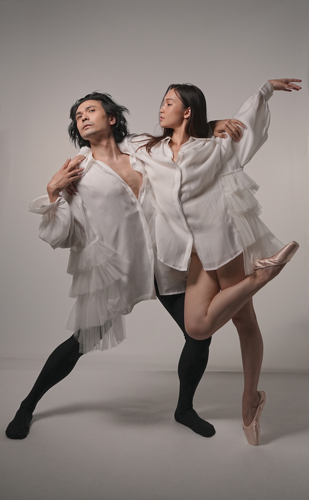 Top Tamara boleh dipakai oleh lelaki dan wanita dan reka bentuknya membolehkan penggayaan individualistik.  — Gambar ihsan Ballet Life x Syomirizwa Gupta