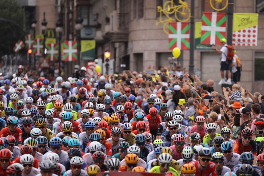 Kumpulan penunggang berbasikal pada permulaan peringkat pertama perlumbaan berbasikal Tour de France edisi ke-110, 182 km berlepas dan menamatkan di Bilbao, di utara Sepanyol, pada 1 Julai 2023. — Gambar AFP