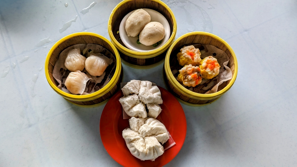 Hidangan penanda aras yang digunakan untuk mengukur mana-mana tempat dim sum: Kukus 'Har Gao', Kukus 'Siew Mai', 'Char Siew Bao' dan Bebola Ikan Kukus.