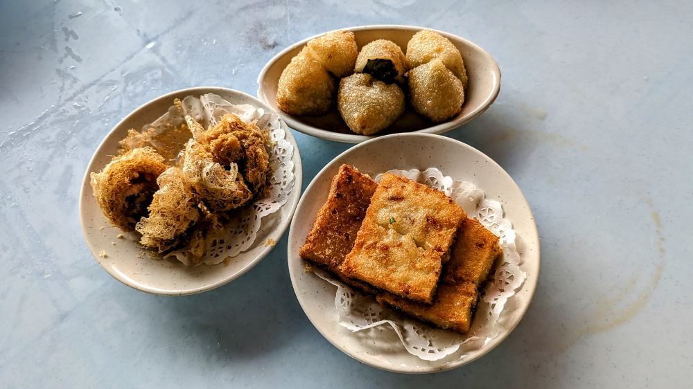  A trifecta of fried dim sum: 'Wu Kok', 'Ham Sui Kok' and Fried 'Lo Bak Gou'.