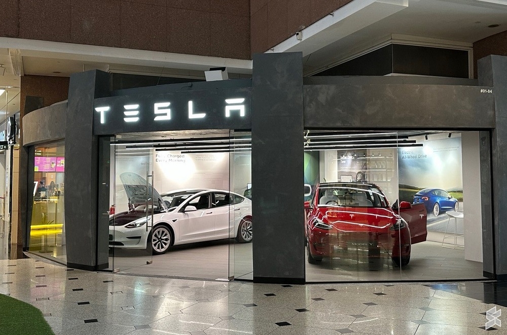 Bilik pameran Tesla di Millennia Walk, Singapura.  — gambar SoyaCincau