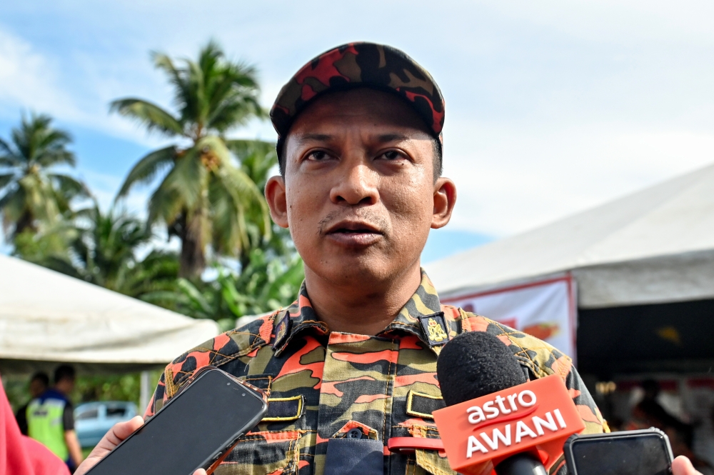 Terengganu Fire and Rescue Department Zone 2 chief Azman Alias speaks to reporters at the Air Putih police station in Kemaman July 4, 2023. — Bernama pic